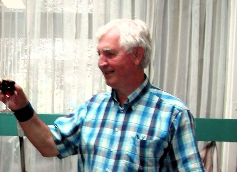 Lid van R.O.B. lacht na een gewonnen partij